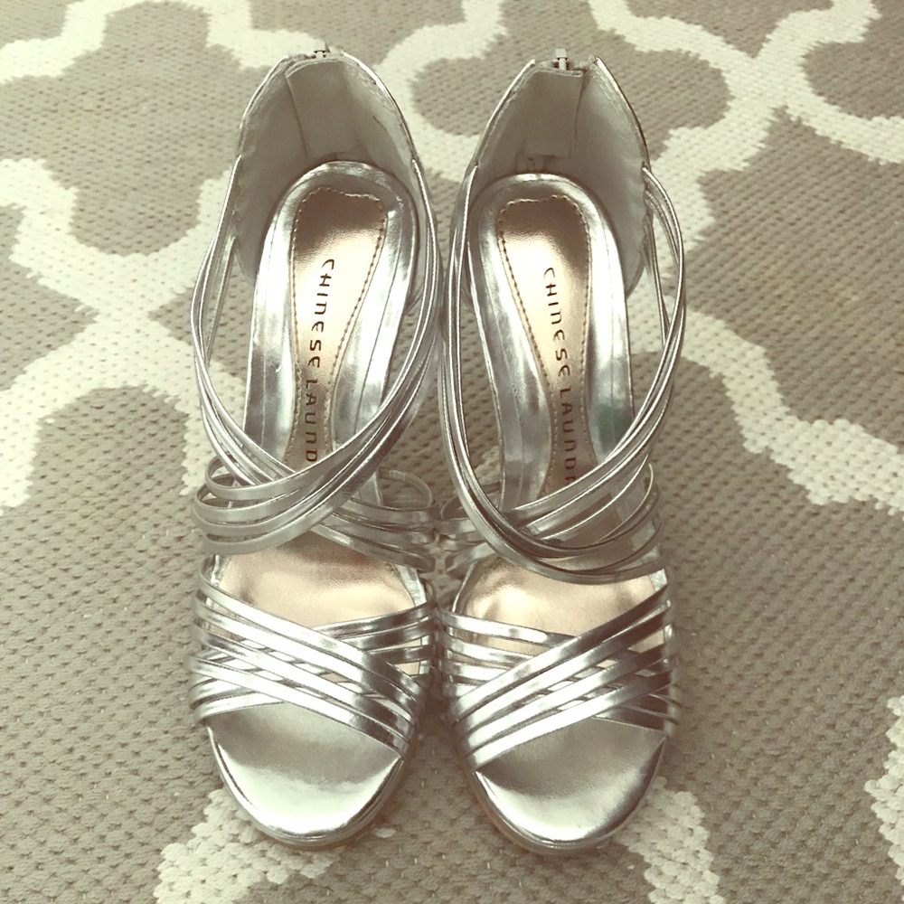 Chinese laundry silver metallic pump